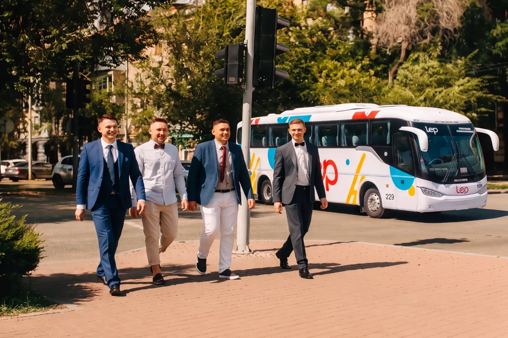 Grupo de ejecutivos caminando hacia un colectivo de LEP